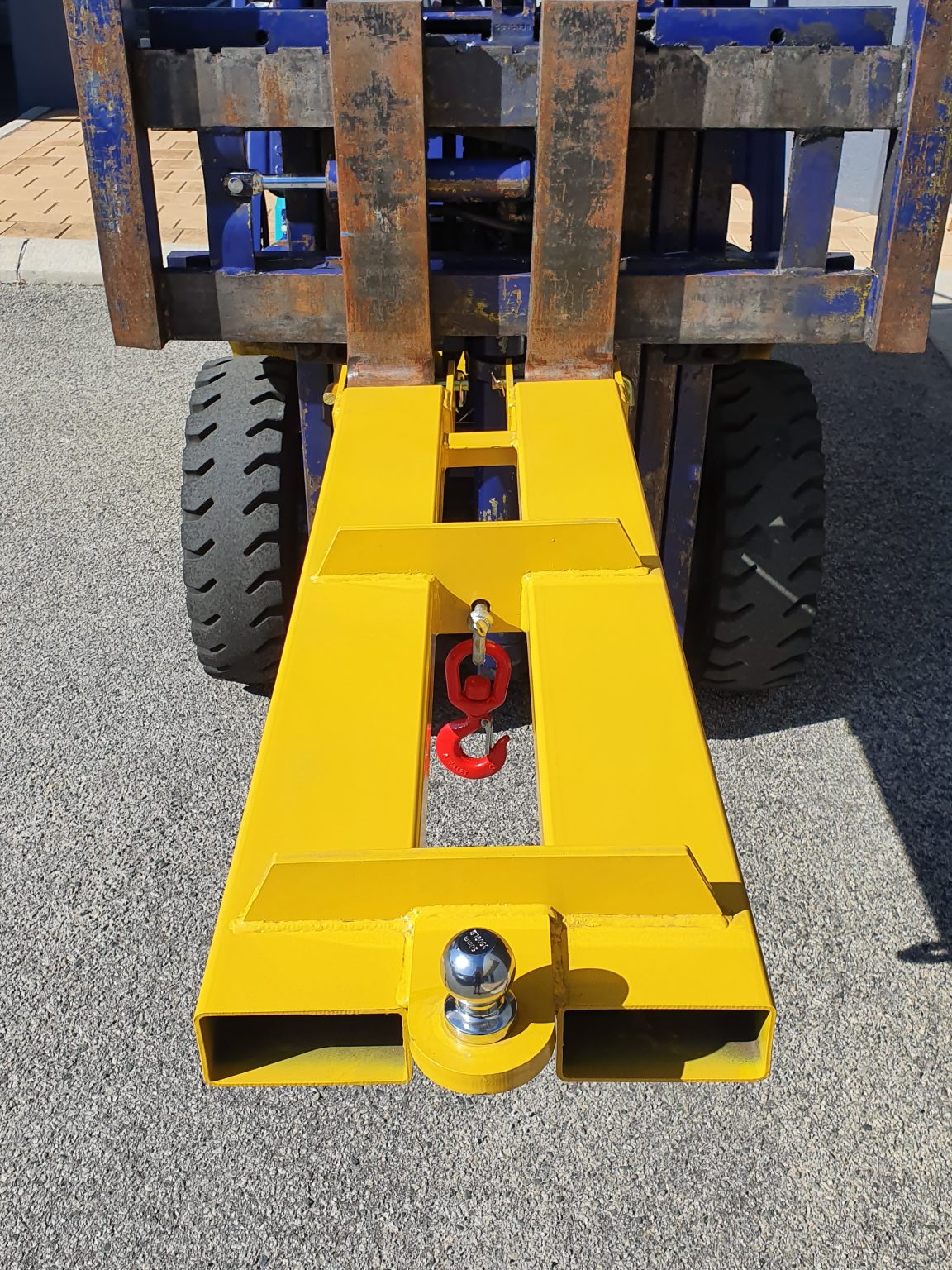 2000kg forklift crane jib attachment with tow ball | Allied Forklifts