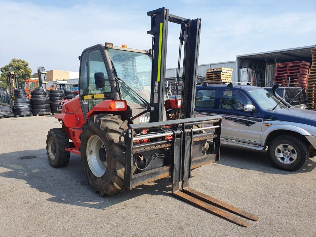 Manitou 3000kg 4×4 diesel forklift with 3700mm 2 stage mast, sideshift