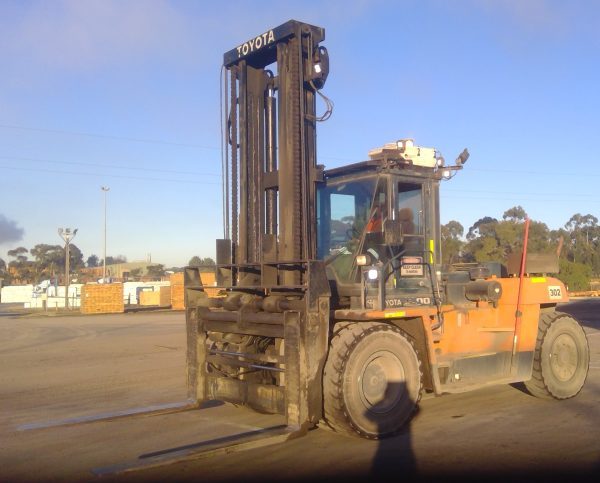 Toyota 20,000kg @ 1200mm load centre diesel forklift - Image 4