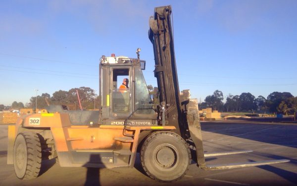 Toyota 20,000kg @ 1200mm load centre diesel forklift - Image 3