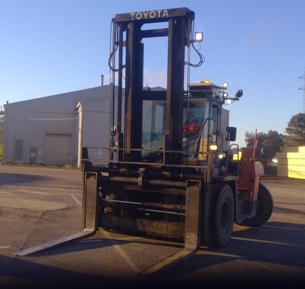 Toyota 20,000kg @ 1200mm load centre diesel forklift - Image 2