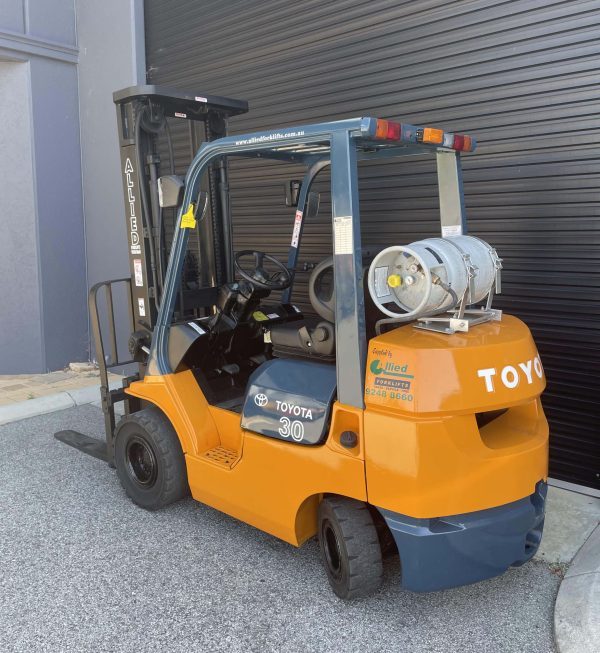 Toyota 3000kg LPG forklift with 5000mm 3 stage mast & sideshift - Image 2