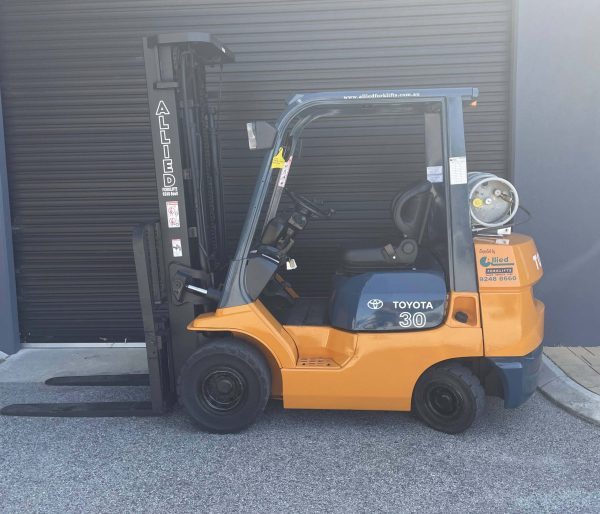 Toyota 3000kg LPG forklift with 5000mm 3 stage mast & sideshift - Image 3