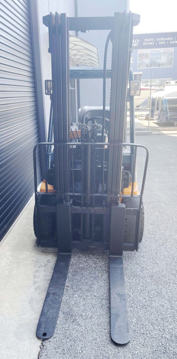 Toyota 3000kg LPG forklift with 5000mm 3 stage mast & sideshift - Image 4