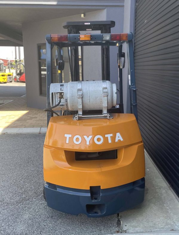 Toyota 3000kg LPG forklift with 5000mm 3 stage mast & sideshift - Image 5