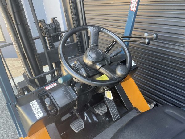 Toyota 3000kg LPG forklift with 5000mm 3 stage mast & sideshift - Image 6