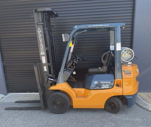 Toyota 3000kg LPG forklift with 5000mm 3 stage mast & sideshift