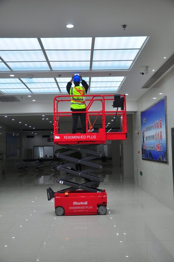 Electric self propelled scissor lift XE60 mini ed plus - Image 2