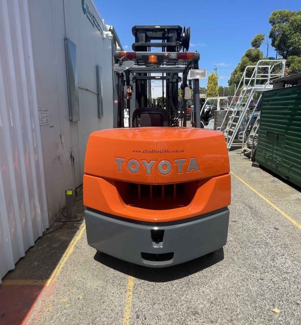 Used Toyota 7T Forklift