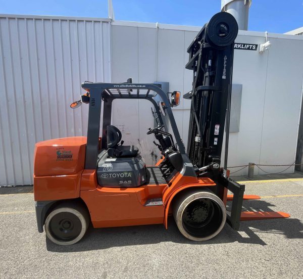 Used Toyota 7T Forklift