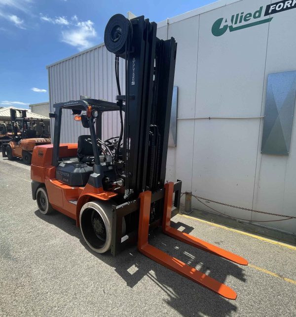 Used Toyota 7T Forklift