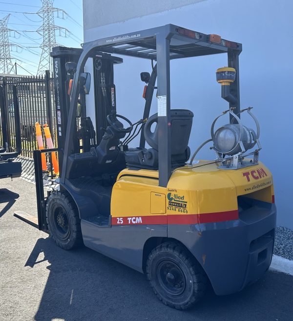 TCM 2500kg forklift with 4350mm 3 stage mast & sideshift - Image 2