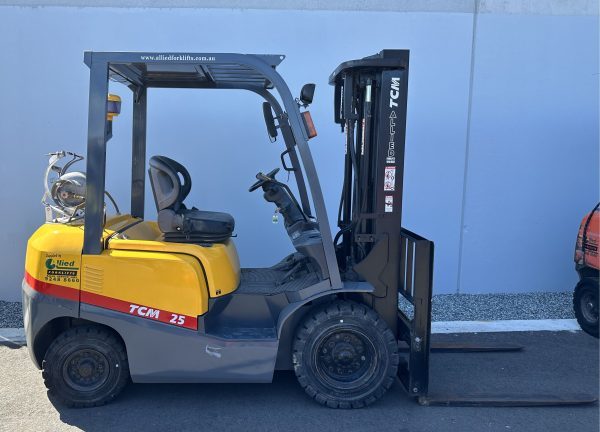 TCM 2500kg forklift with 4350mm 3 stage mast & sideshift