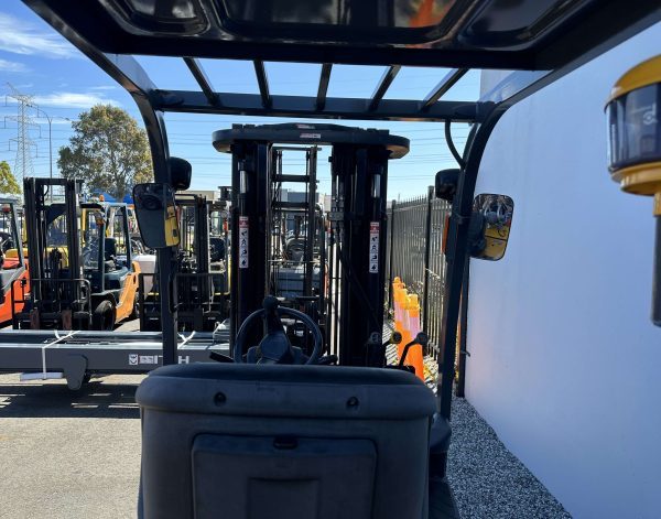 TCM 2500kg forklift with 4350mm 3 stage mast & sideshift - Image 4