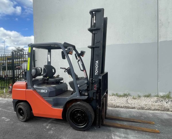 Toyota 3000kg LPG forklift with 4500mm 2 stage mast and sideshift - Image 2