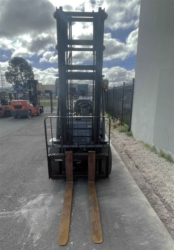 Toyota 3000kg LPG forklift with 4500mm 2 stage mast and sideshift - Image 3