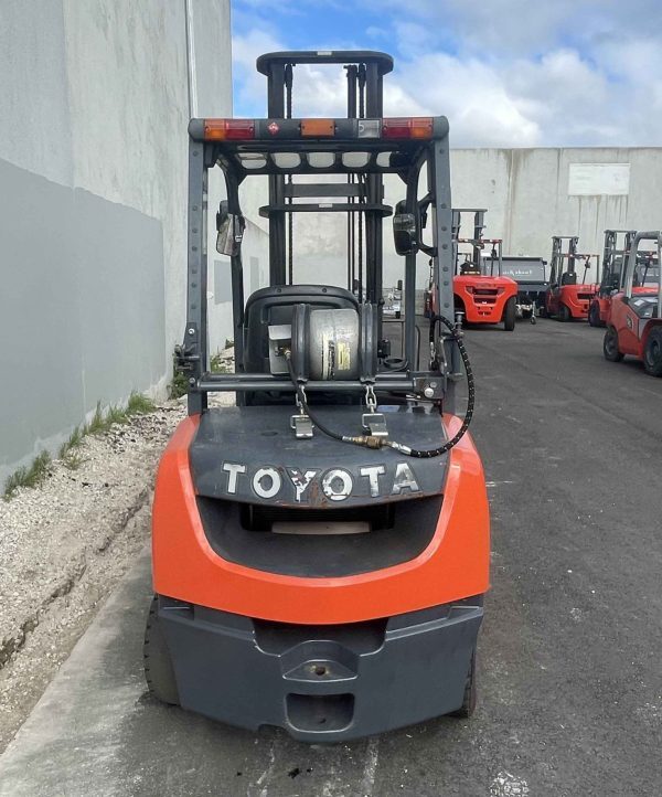 Toyota 3000kg LPG forklift with 4500mm 2 stage mast and sideshift - Image 4