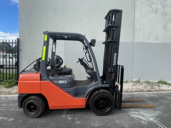 Toyota 3000kg LPG forklift with 4500mm 2 stage mast and sideshift