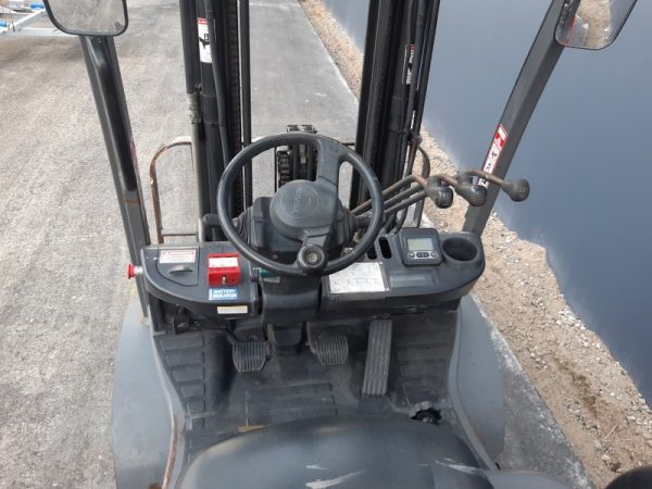 Toyota 2500kg LPG forklift with 4300mm three stage mast and sideshift - Image 2