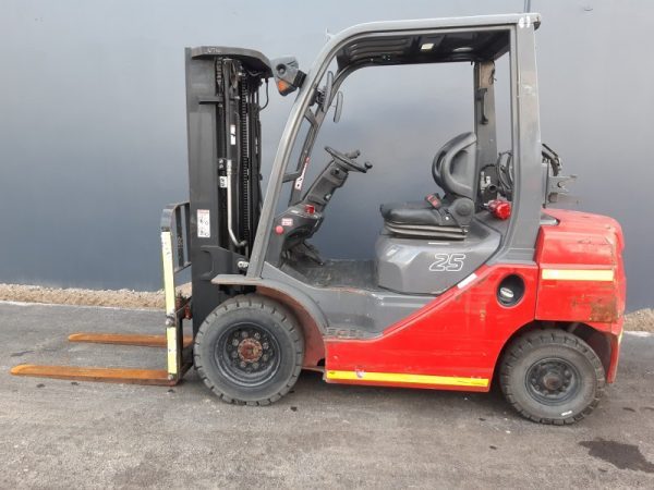 Toyota 2500kg LPG forklift with 4300mm three stage mast and sideshift