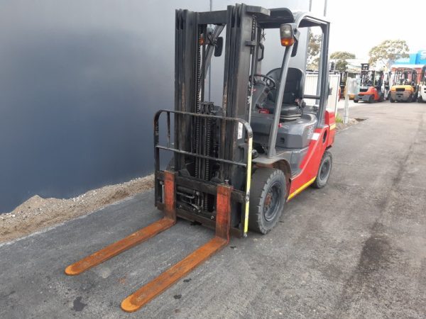 Toyota 2500kg LPG forklift with 4300mm three stage mast and sideshift - Image 4