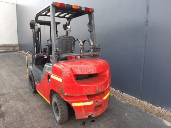 Toyota 2500kg LPG forklift with 4300mm three stage mast and sideshift - Image 7