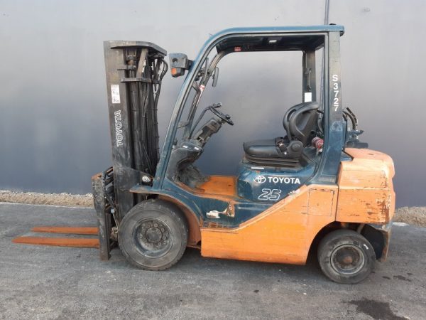 Toyota 2500kg LPG forklift with 4300mm three stage mast, fork positioner and sideshift