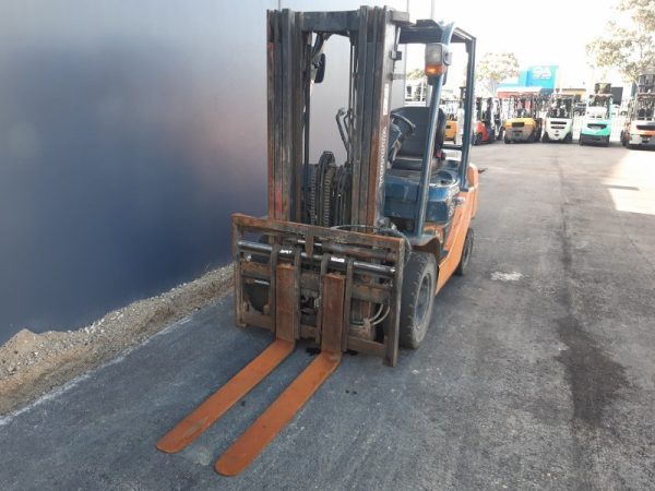 Toyota 2500kg LPG forklift with 4300mm three stage mast, fork positioner and sideshift - Image 4