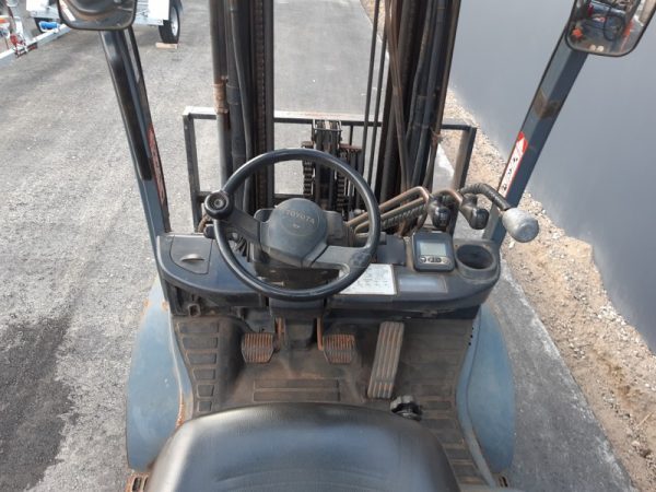 Toyota 2500kg LPG forklift with 4300mm three stage mast, fork positioner and sideshift - Image 2