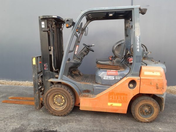 Toyota 2500kg LPG forklift with 4300mm three stage mast, fork positioner and sideshift