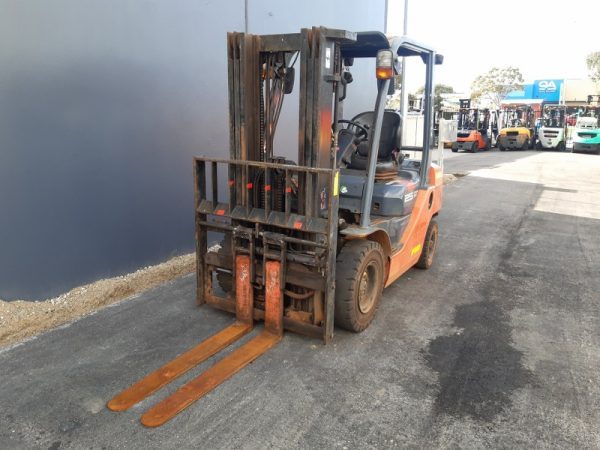 Toyota 2500kg LPG forklift with 4300mm three stage mast, fork positioner and sideshift - Image 3