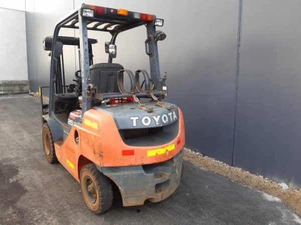 Toyota 2500kg LPG forklift with 4300mm three stage mast, fork positioner and sideshift - Image 4