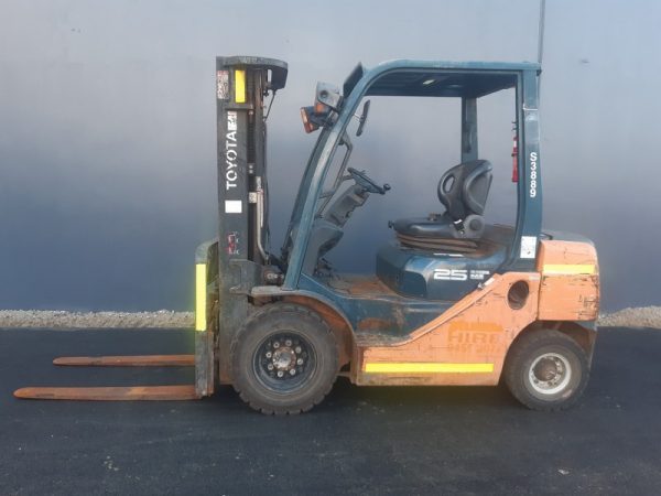 Toyota 2500kg diesel forklift with 4500mm 3 stage mast and sideshift