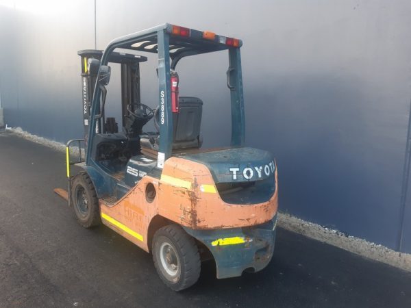 Toyota 2500kg diesel forklift with 4500mm 3 stage mast and sideshift - Image 4