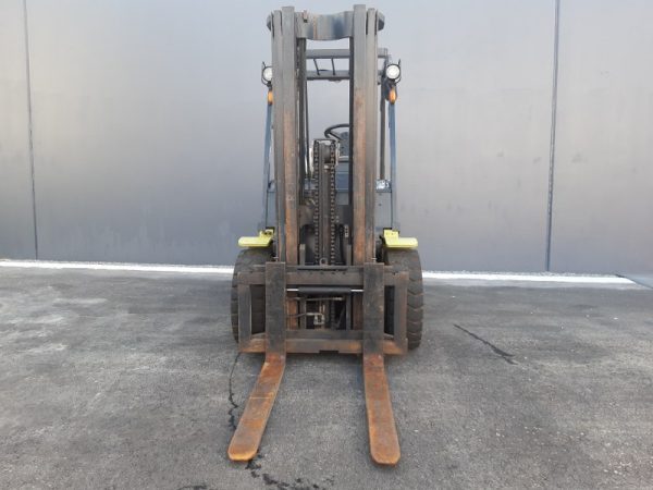 Clark 3000kg capacity LPG forklift with 3 stage mast and sideshift - Image 3