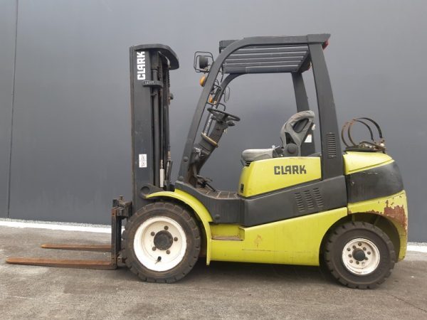 Clark 3000kg capacity LPG forklift with 3 stage mast and sideshift