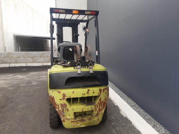 Clark 3000kg capacity LPG forklift with 3 stage mast and sideshift - Image 7