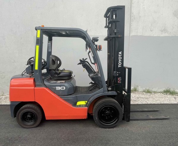 Toyota 3000kg LPG forklift with 2 stage mast