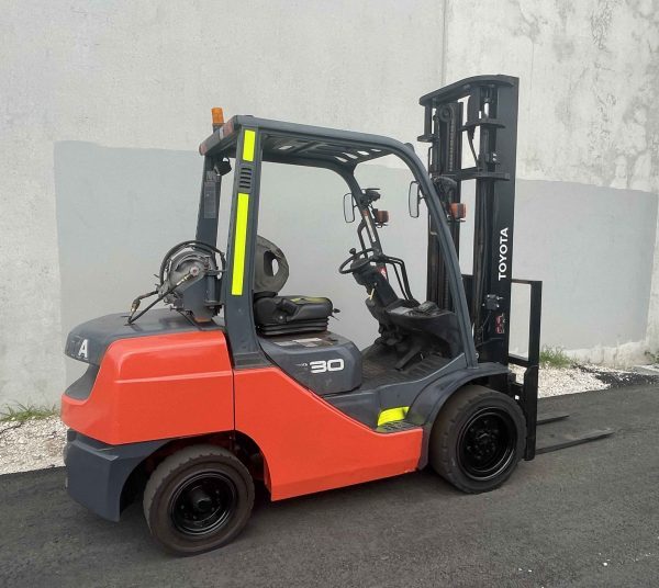 Toyota 3000kg LPG forklift with 2 stage mast - Image 2