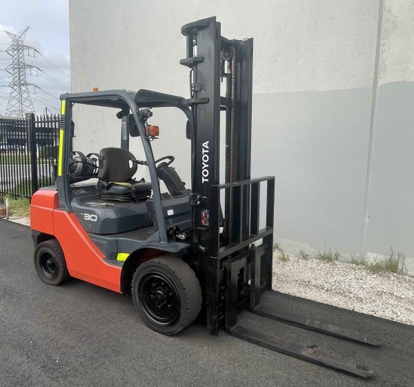 Toyota 3000kg LPG forklift with 2 stage mast - Image 3