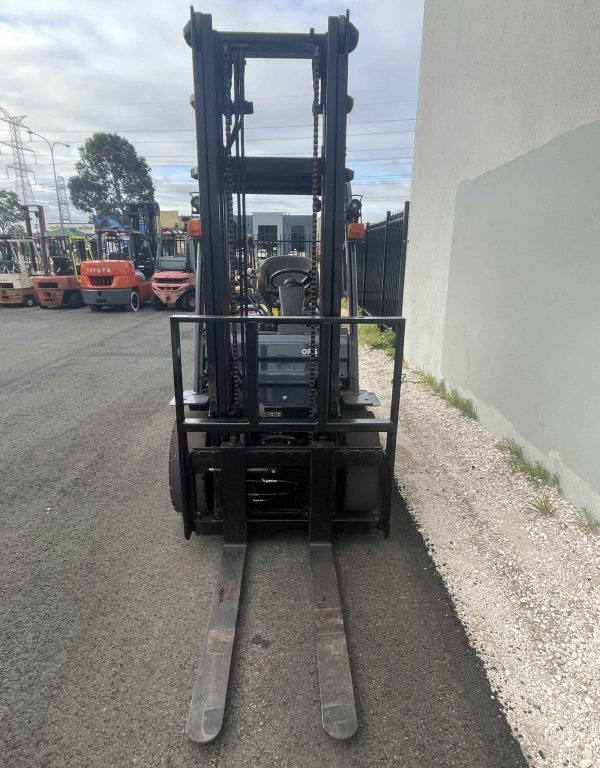 Toyota 3000kg LPG forklift with 2 stage mast - Image 5