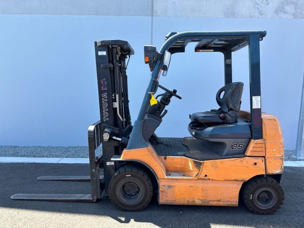 Toyota 2500kg Electric forklift with 3 stage mast and sideshift