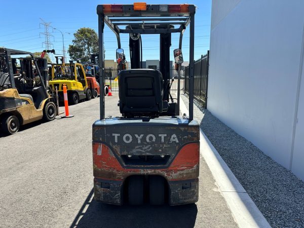 Toyota 1800kg Electric forklift with 3 stage mast and sideshift - Image 2