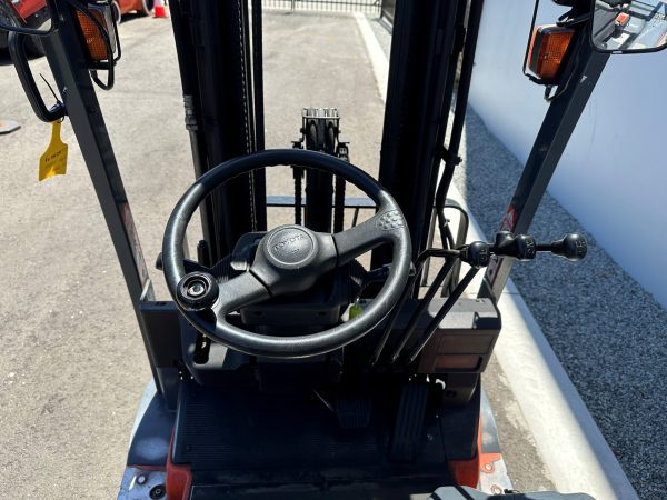 Toyota 1800kg Electric forklift with 3 stage mast and sideshift - Image 3