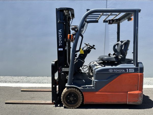 Toyota 1500kg Electric forklift with 3 stage mast and sideshift