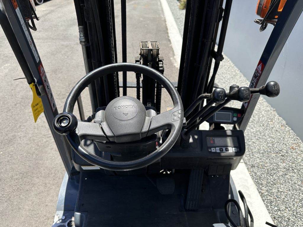 Toyota 1500kg Electric forklift with 3 stage mast and sideshift ...