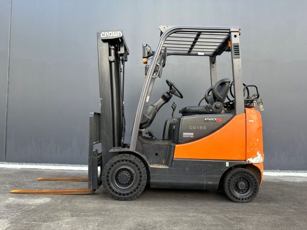 Crown 1800kg LPG forklift with 3 stage mast