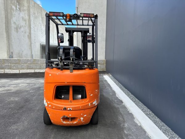 Crown 1800kg LPG forklift with 3 stage mast - Image 4