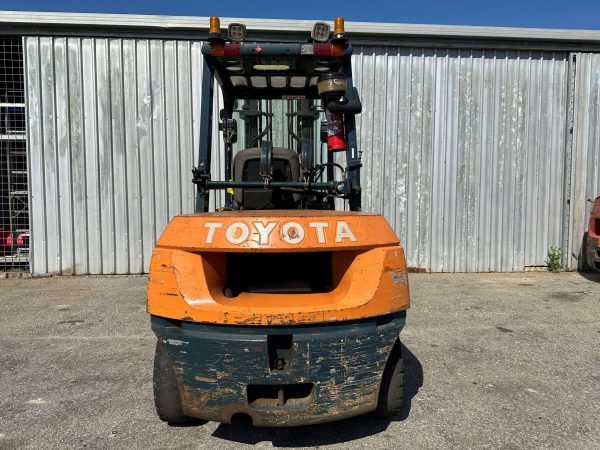 Toyota 3500kg LPG forklift with 2 stage mast w/ sideshift & fork positioner - Image 3