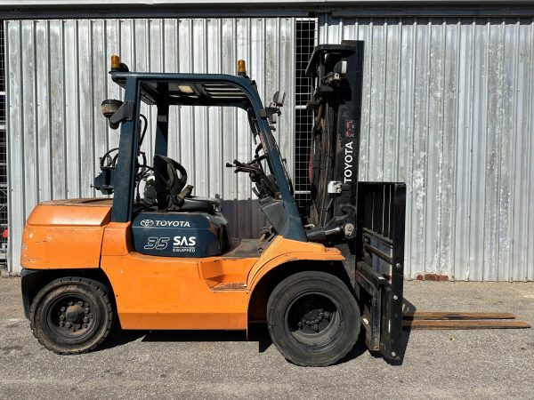 Toyota 3500kg LPG forklift with 2 stage mast w/ sideshift & fork positioner